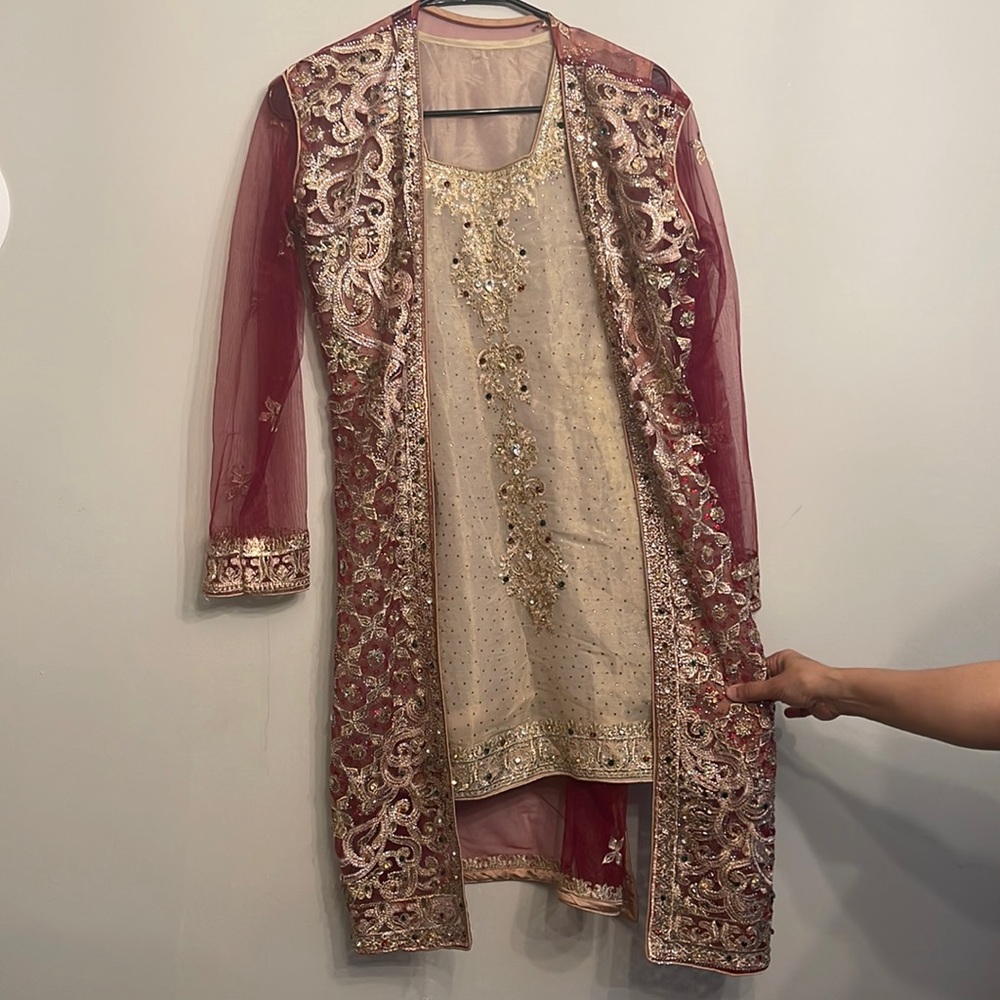 Sleeveless gold blouse with gown